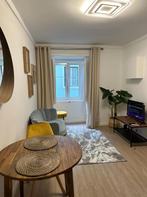 Stylish Renovated Apartment In Chiado Lissabon Exterior foto